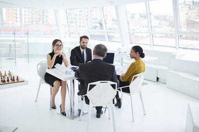 職業男女同事一起討論工作計劃在休息期間, 年輕的同事在優雅的正裝談論創造性的想法互相咨詢在辦公室里